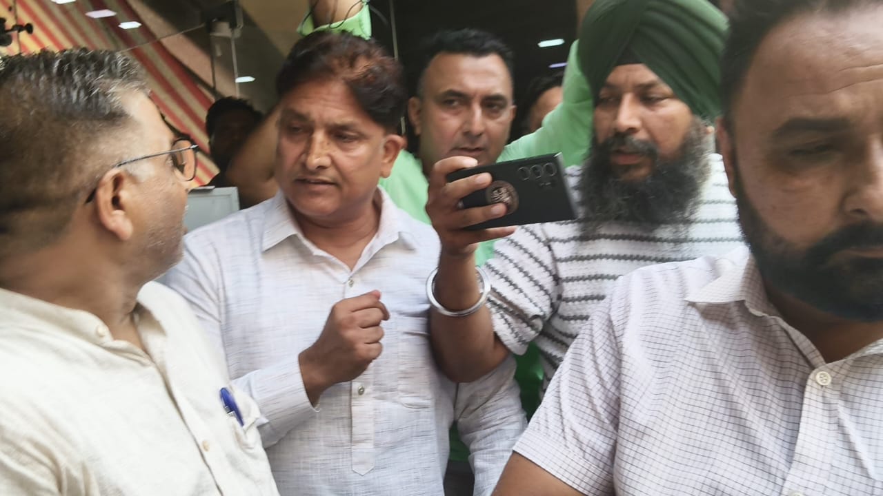कपूरथला नगर निगम मेयर चुनाव से पहले कांग्रेस नेताओं और पार्षदों से जुड़े संस्थानों पर विभिन्न विभागों की कार्रवाई से राजनीतिक माहौल गरमा गया। कार्रवाई के दौरान कांग्रेस नेता एडवोकेट चंद्रशेखर और अधिकारियों के बीच तीखी नोकझोंक भी हुई।